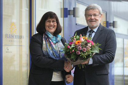 Firmeninhaber Werner Fleischmann gratuliert der langjährigen Niederlassungsleiterin, Liegenschaftsexpertin Elisabeth Tobler, zum 15-Jahr-Jubiläum der Niederlassung in Arbon.