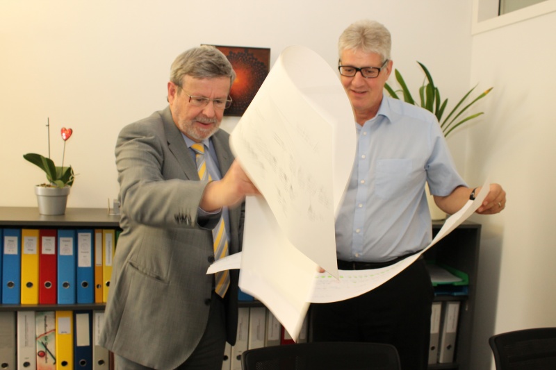 Notar René Oeggerli und Werner Fleischmann besprechen eine Erbteilung aufgrund eines Stammbaumes
