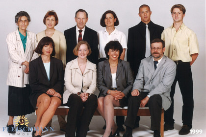 Bereits zehn Jahre später sind auf dem Teamfoto zehn Personen abgebildet.