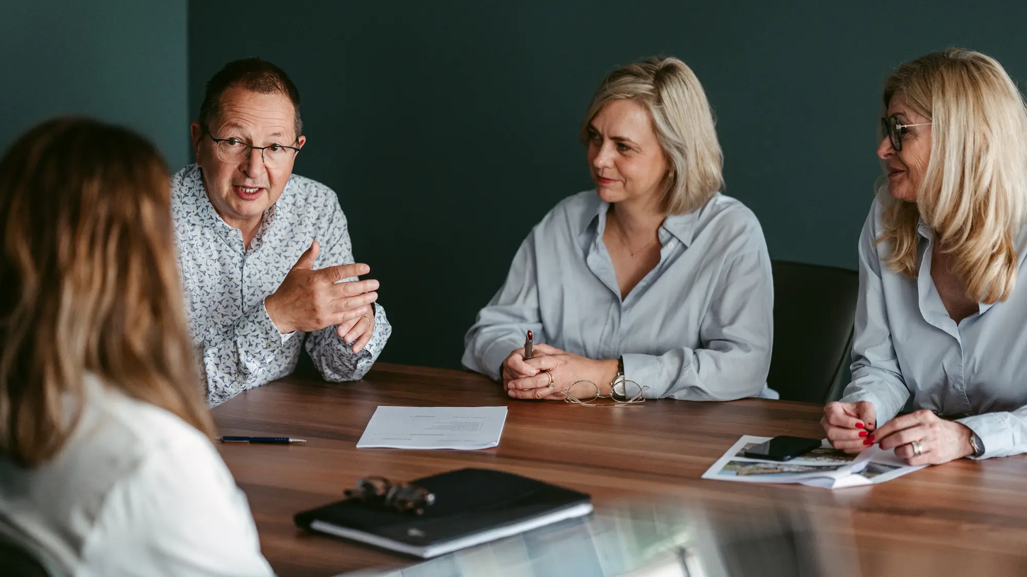 team-besprechung-immobilienberater-immobilien-3.jpg?c=6853dd2027944179a5a912be2c662058