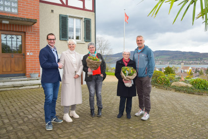 Liegenschaftsexperte Andi Uhlmann unterstützte die Erbengemeinschaft um Barbara Nef, Heidrun Alder und Gertrud Helbling beim Verkauf ihres Bauernhofs oberhalb von Steckborn an Stefan Bürgler (von links nach rechts).