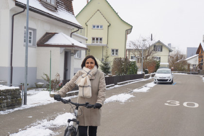 Lokal verwurzelt und vernetzt: Corinne Indermaur ist häufig im Hinterthurgau unterwegs – zum Beispiel mit dem Fahrrad.