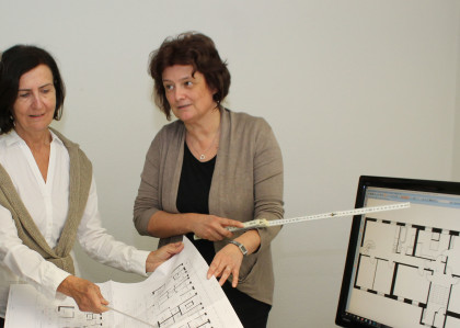 Die Hochbauzeichnerinnen Heidi Haag und Doris Bünter (von links nach rechts) freuen sich über die digitalen Hilfsmittel.