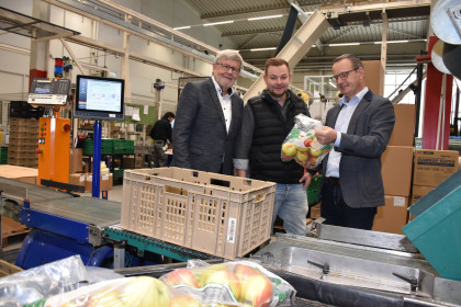 Werner und Matthias Fleischmann erörtern mit Benno Neff, was Äpfel mit Immobilien zu tun haben.