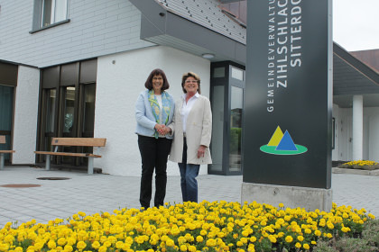 Heidi Grau (r.), Gemeindepräsidentin Zihlschlacht-Sitterdorf, dankt Liegenschaftsexpertin Elisabeth Tobler für die aussergewöhnliche Immobilien-Transaktion.