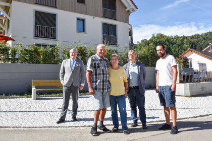 Rösli und Bruno Koch freuen sich über ihre neue Gartenwohnung, die Werner Fleischmann, Peter Häfliger und Roger Weyermann realisiert haben.