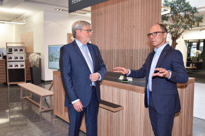 Werner Fleischmann und Thomas Koller in der Kundenhalle am Hauptsitz der Thurgauer Kantonalbank in Weinfelden. Die Beratung findet in angenehmer Atmosphäre statt.