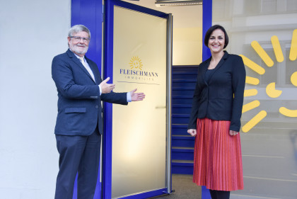 Firmeninhaber Werner Fleischmann begrüsst Corinne Indermaur als neue Liegenschaftsexpertin für die Region Hinterthurgau/Wil.