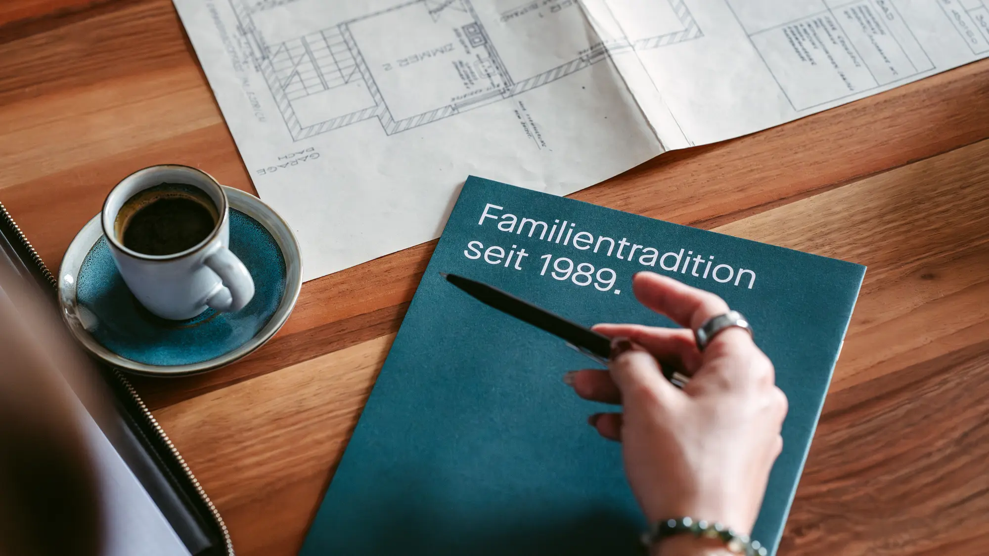 tradition-magazin-tisch-fleischmann-immobilien.jpg?c=d54de77986a54f53a571b6107f677a0c