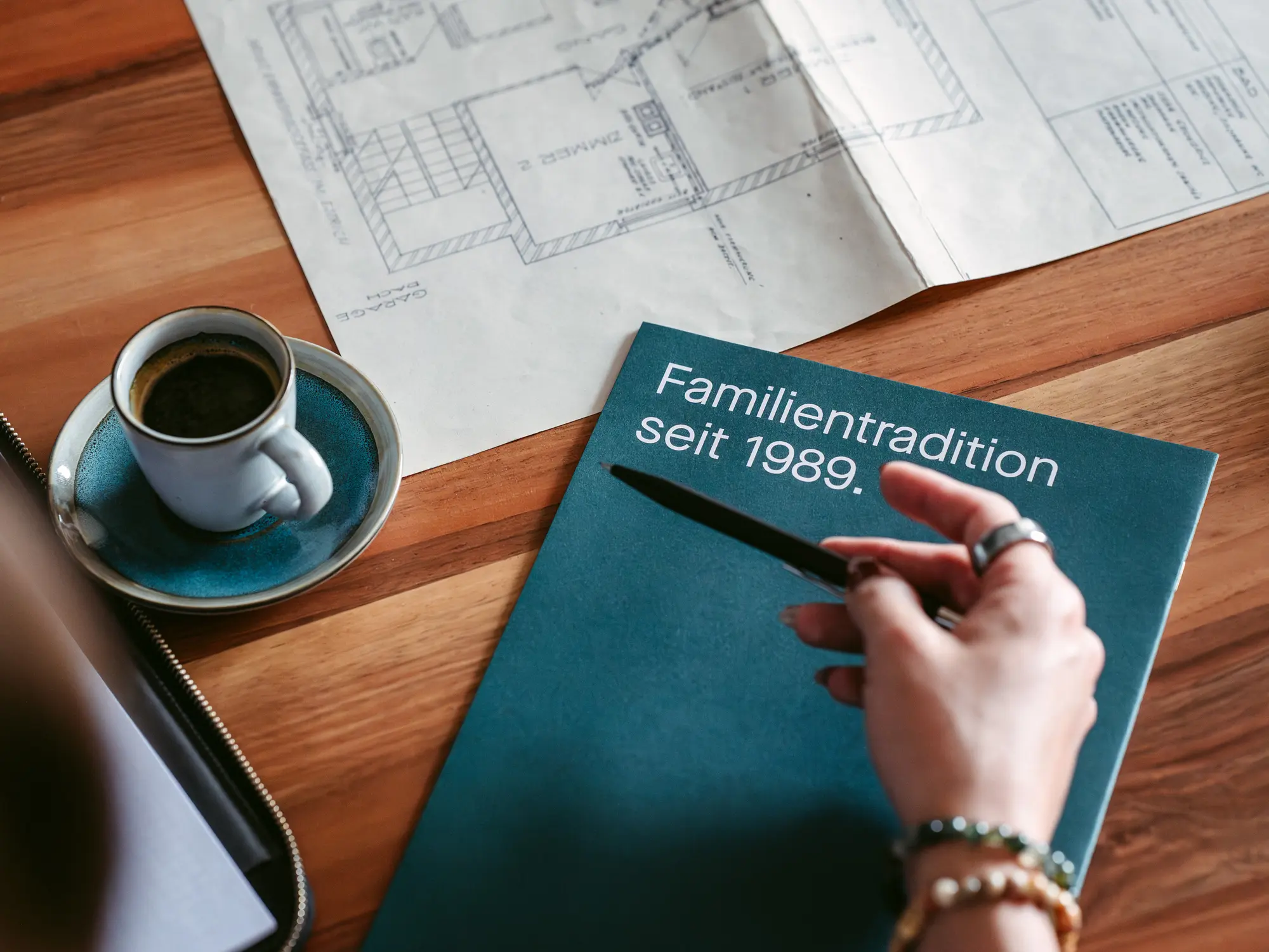 tradition-magazin-tisch-fleischmann-immobilien.jpg?c=1ca5c97e004f475d997cc8913b958ab8